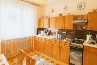 Priestranný rodinný dom na predaj v obci Báč - 9