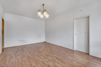 NA PREDAJ 2-IZBOVÝ BYT, PÔVODNÝ STAV, VEĽKÁ LOGGIA, KARLOVKA - 9