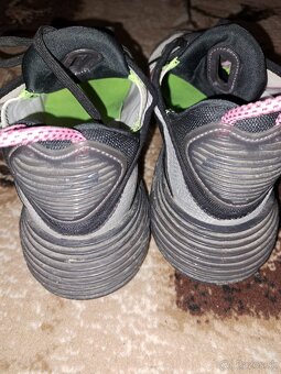 NIKE botasky v 40 a 40,5 - 9
