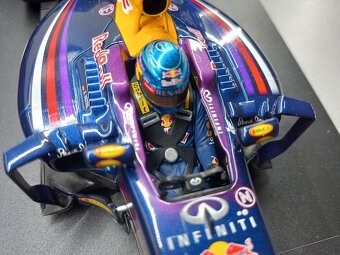 F1 INFINITI RED BULL RB10 2013 VETTEL MINICHAMPS 1:18 - 9