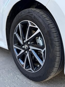 predám toyotu yaris hybrid - 9