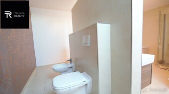 Veľký moderný 7 izbový rodinný dom s dvojgarážou, krytou ter - 9