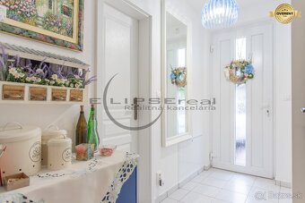 NA PREDAJ pekný, štýlový 3-izbový rodinný dom v Lábe - 9