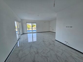 Novostavba RD s bazénom v Chorvátsku. - 9