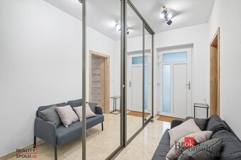 Moderný 4izbový mezanín s terasou a záhradou v srdci Rovinky - 9