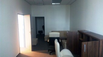 Samostatný kancelársky celok 107m² v blízkosti letiska na pr - 9