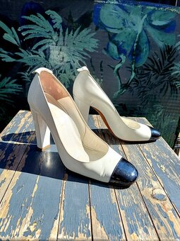 Predám originál CHANEL biele kožené poltopánky 38.5 - 9