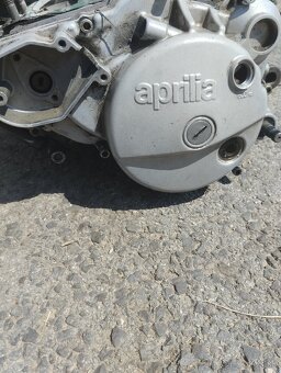 Rozpredám motor aprillia a náhradné diely na motocykel - 9
