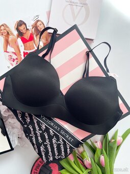 Victoria’s Secret bezkosticova čierna push-up podprsenka - 9