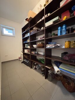Moderný nízkoenergetický rodinný dom s veľkým pozemkom. - 9