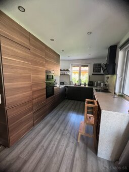 Moderný rodinný dom s veľkou terasou a bazénom - 9