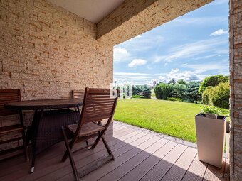 Ponuka rodinného domu s krásnym pozemkom a dvojgarážou - 9