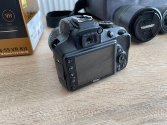 Nikon D3400 + 3 objektivy, 3 baterie, Nikon cestovna brasna - 9