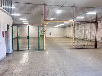 Na prenájom sklad 1474 m² s nakladacími rampami a kancelársk - 9