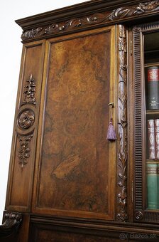 Starožitná neorenesanční knihovna s lavící - tlapy - 9