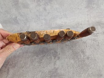 6 x malé nožíky v řadě na dřevéné podložce z břízy. - 9