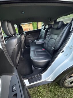 KIA SPORTAGE 2.0 CRDI 4WD - 9