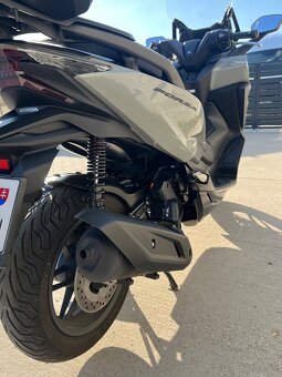 Predám Honda Forza 125 s originál kufrom a veľkým plexi - 9