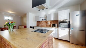 Zrekonštruovaný rodinný dom v obci Tešedíkovo - 9
