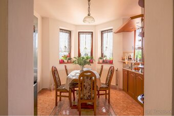 Unikátna ponuka rodinného domu s futbalovým ihriskom a ve - 9