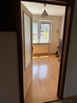 Ponúkam na predaj 3 izb. slnečný byt s balkónom na sídlisku - 9