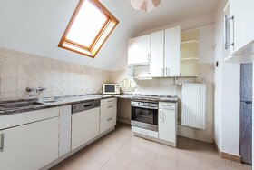 PEKNÝ POSCHODOVÝ RODINNÝ DOM - 9