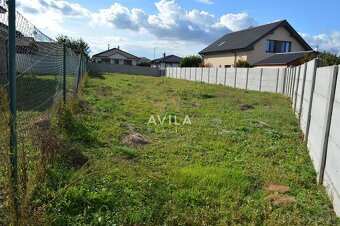 NA PREDAJ: zaujímavý stavebný pozemok 654m2 - Majcichov - 9