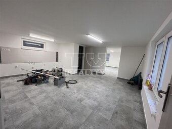 Skladové priestory s kanceláriou a veľkým pozemkom Veľký... - 9