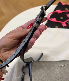 Strieborná crossbody DKNY kabelka - 9