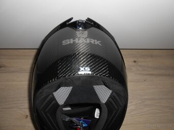 Predam krasnu novu karbonovu moto prilbu znacky SHARK SPARTA - 9
