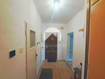 Zachovalý dvojizbový byt s lodgiou v absolútnom centre Komár - 9