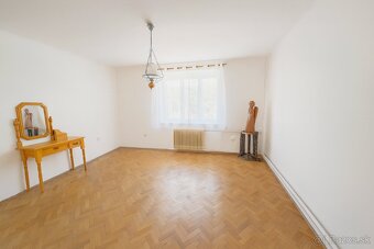 Rodinný dom s veľkou záhradou - 9