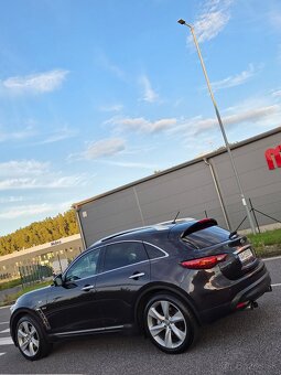 Infiniti QX70 S - 9