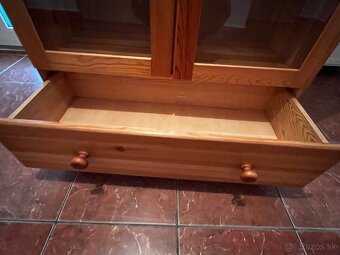 Drevenná vitrína - 9