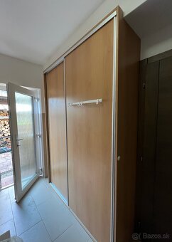 Predám skriňu s posuvnými dverami (dekor buk) - 9