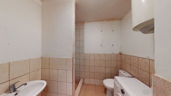 4 BYTY a SKLADOVÉ PRIESTORY / 11% ročne potenciálny výnos - - 9