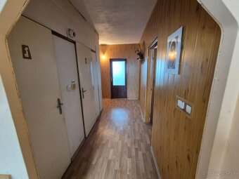 Na predaj priestranný 3-izbový byt s garážou, obec Koš (okre - 9