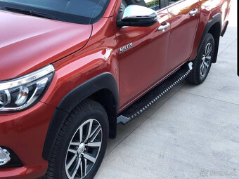 Bočné ochranné prahy nášľapy na Toyota Hilux - 9