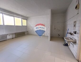 Komerčný objekt, budova, 573m2, obchody, lekár, advokát, kan - 9