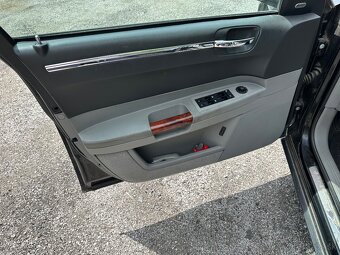 Rozpredam na N.D EU Verzia Chrysler 300C Sedan Limuzína - 9