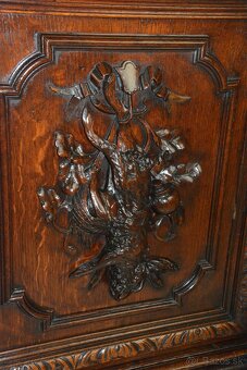 Starožitná komoda s loveckými motivy - dub masiv - 9