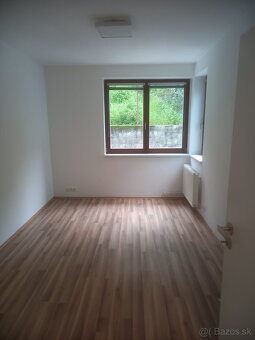PONÚKAME NA DLHODOBÝ PRENÁJOM 3-izbový byt s 80 m2 terasou - 9