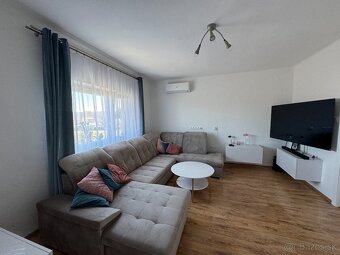 Svetlý dom s výhľadom na TERMÁLNОE KÚPALISKО - 9