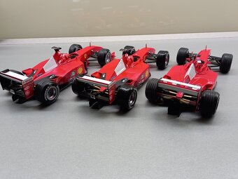 3x F1 FERRARI F2001 a F2000 SCHUMACHER HOTWHEELS 1:18 - 9