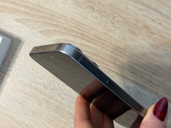 Apple iPhone 15 Pro 256GB prírodný titán - 9