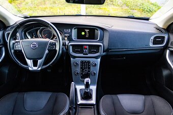 Volvo V40 D3 2.0L 110kW Momentum / LED Svetlá / - 9