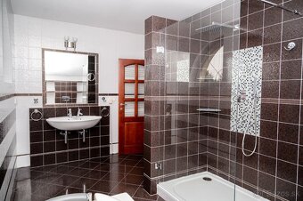 Vila s vnútorným bazénom, saunou v Miloslavove - 9