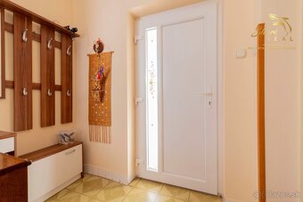 KRÁSNY rodinný dom v atraktívnej obci BANKA - 9