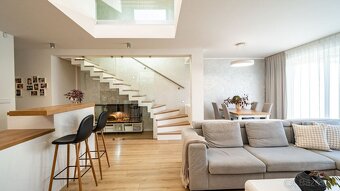 Zabývaná novostavba 2020, pozemok 496 m2,komplet zariadená - 9