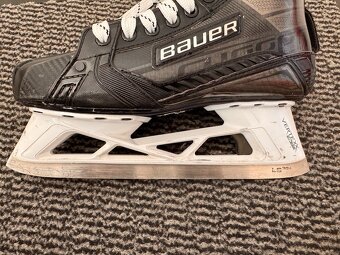 BRANKÁŘSKÉ BRUSLE BAUER SUPREME 3S PRO vel. 42/7EE - 9